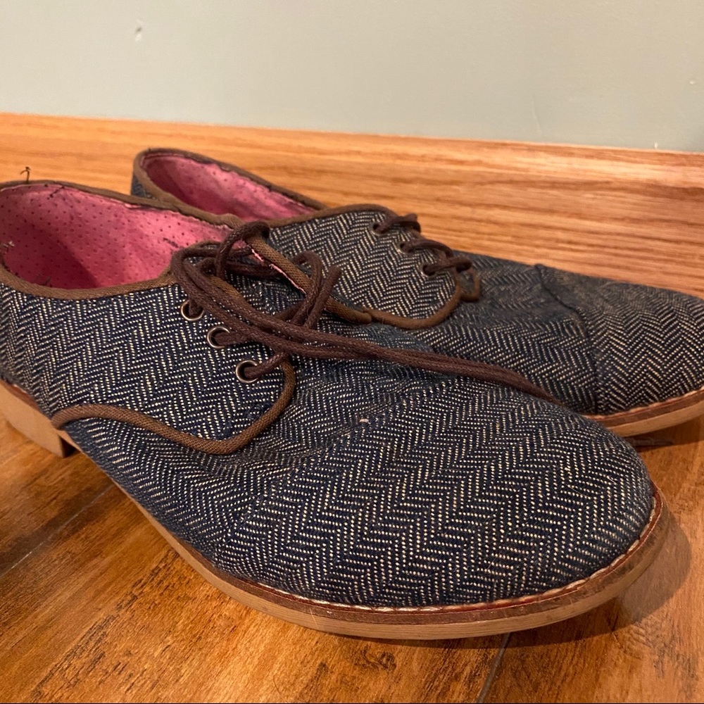 blue and white lace up TOMS